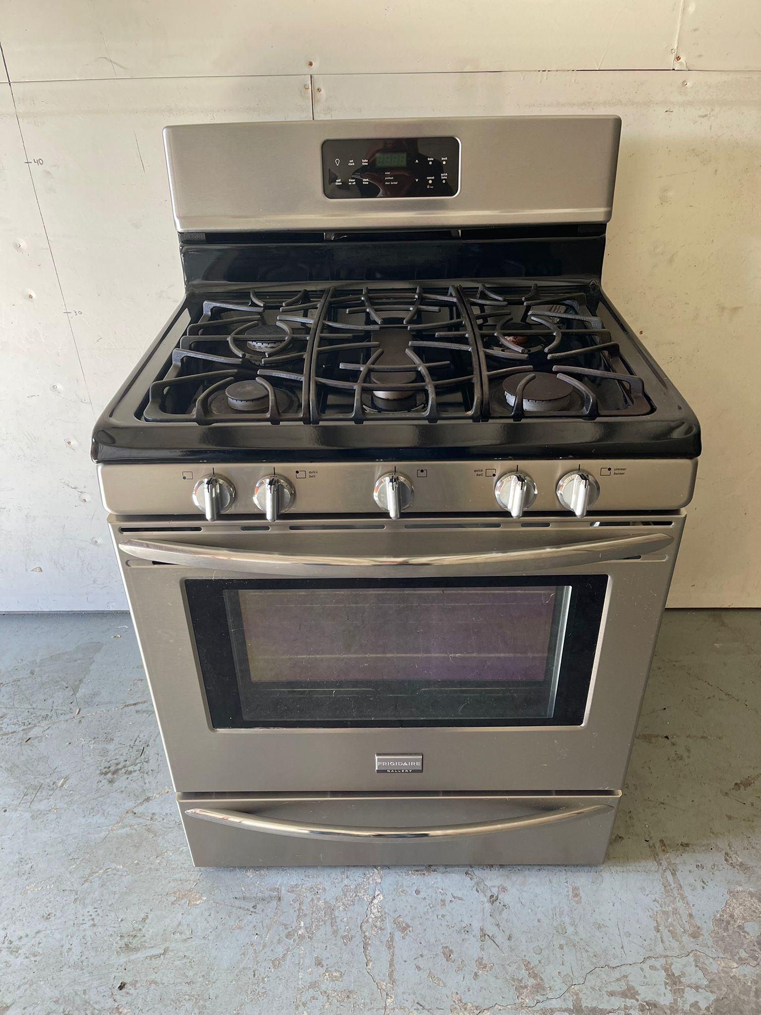 Real stove and range photo from our appliance collection for pickup condition review